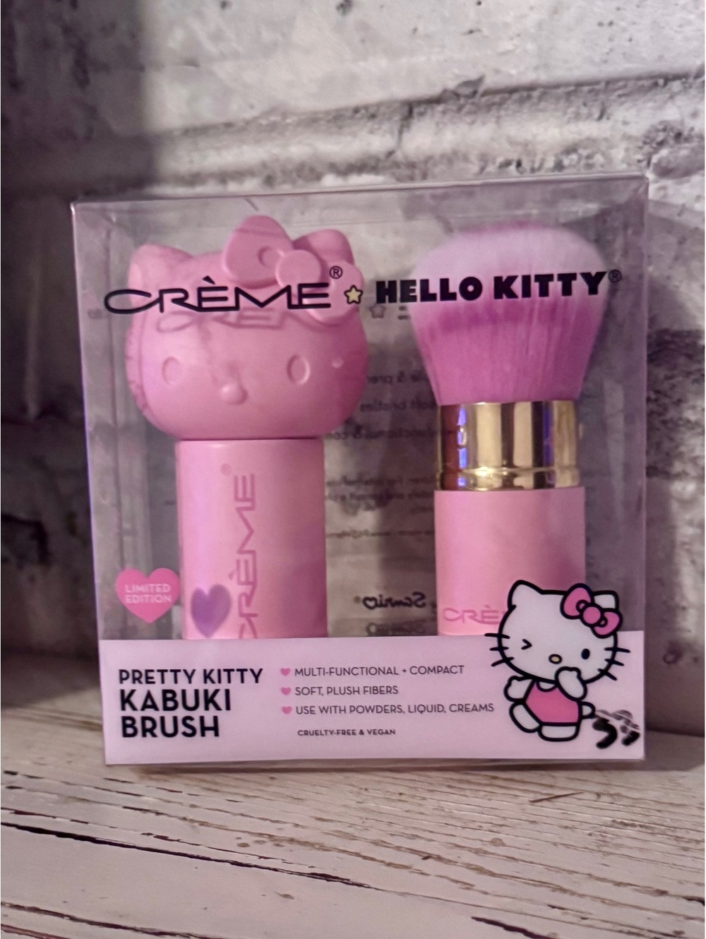 Crème Hello Kitty Pretty Kitty Kabuki Brush - Pink